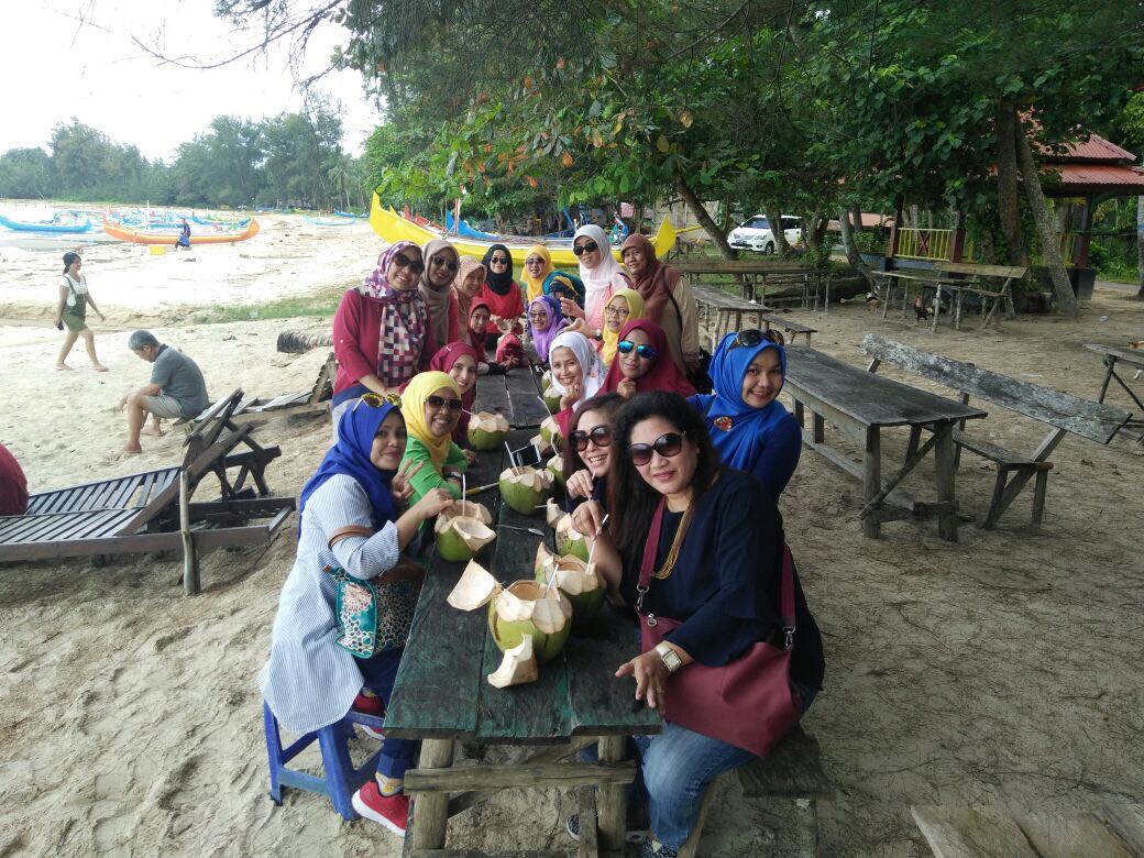 Kumpulan Ibu-Ibu from Labschool Goes to Belitung 31 Maret 2017 - 02 April 2017