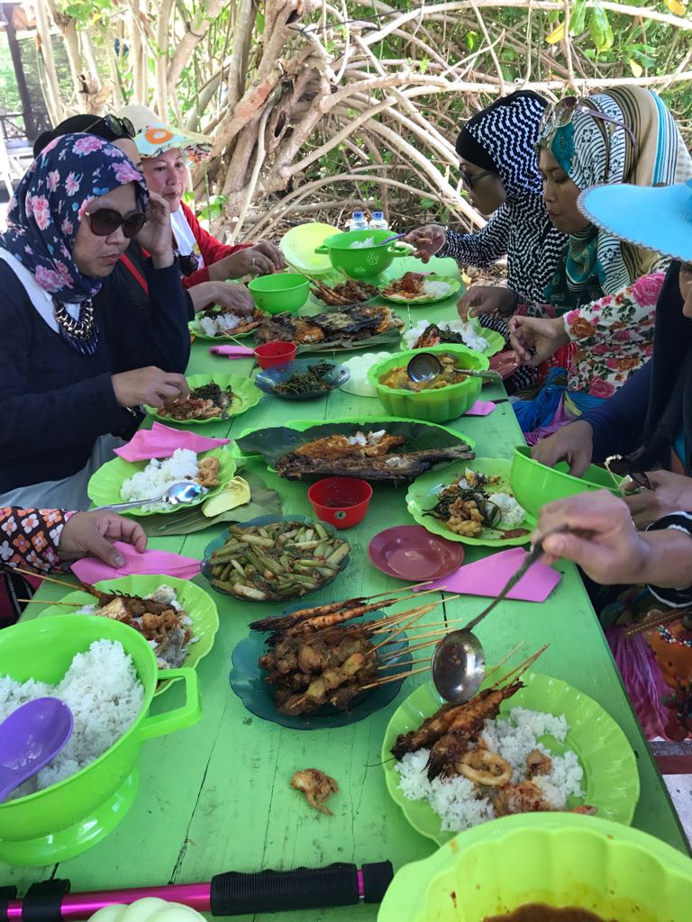 Kumpulan Ibu-Ibu from Labschool Goes to Belitung 31 Maret 2017 - 02 April 2017